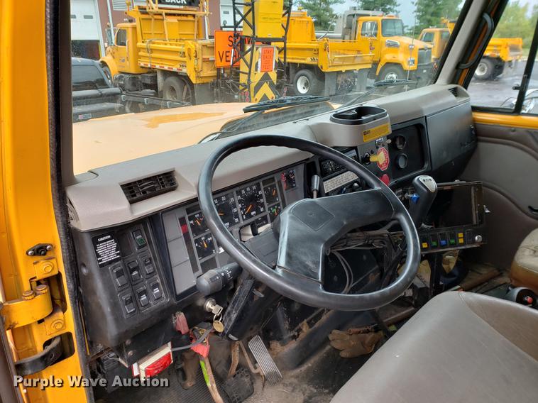 image for item DF2353 2002 International 2554 dump truck