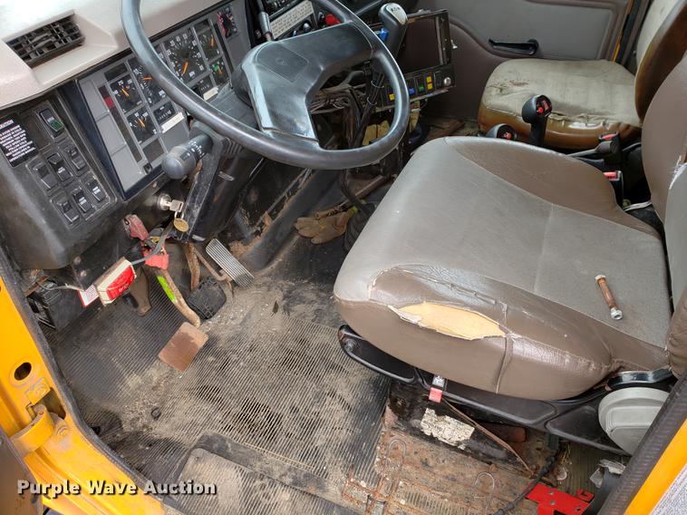 image for item DF2353 2002 International 2554 dump truck