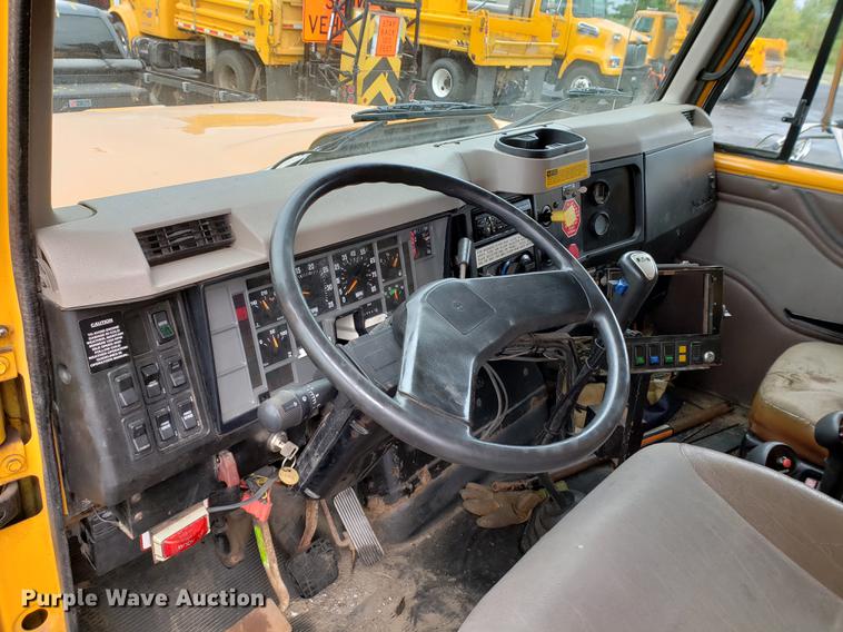 image for item DF2353 2002 International 2554 dump truck