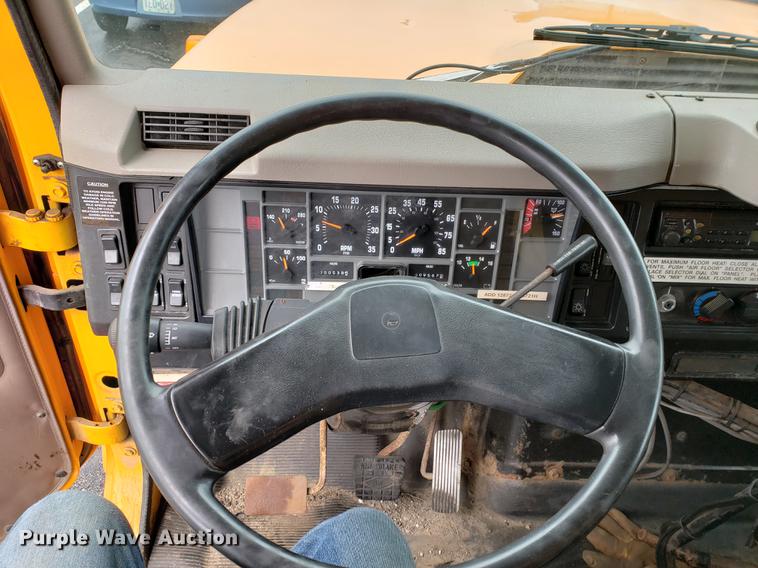 image for item DF2353 2002 International 2554 dump truck