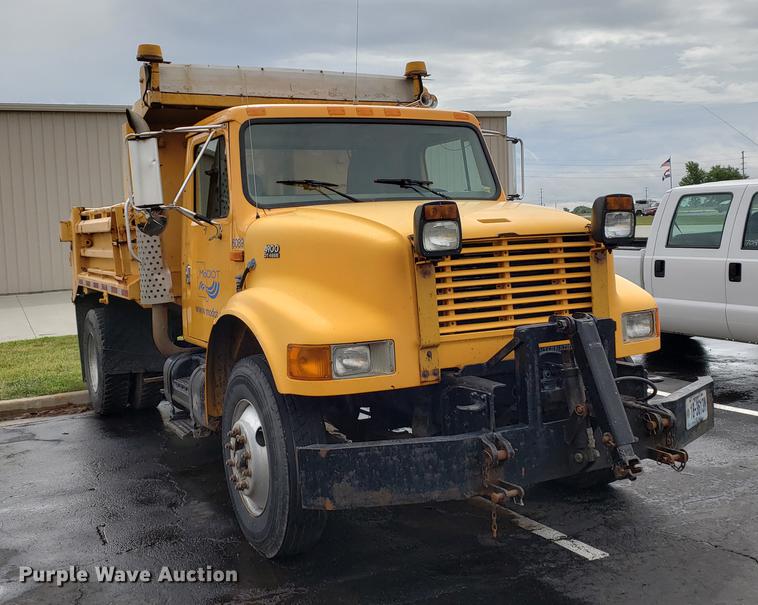 image for item DF2354 2000 International 4900 dump truck