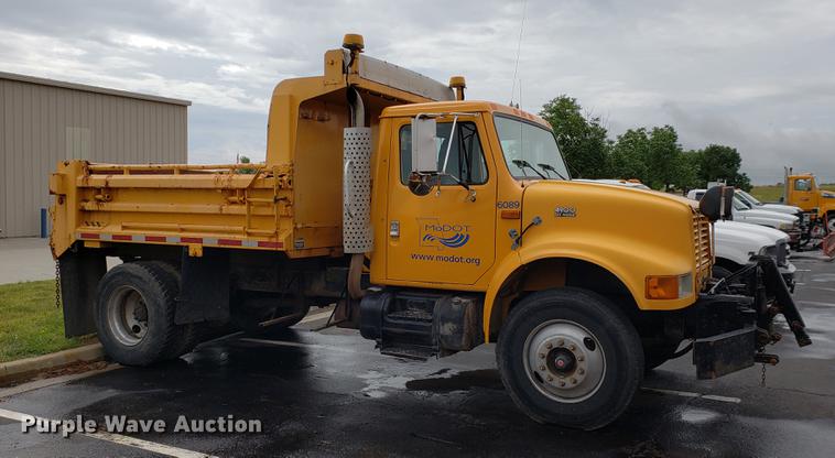 image for item DF2354 2000 International 4900 dump truck