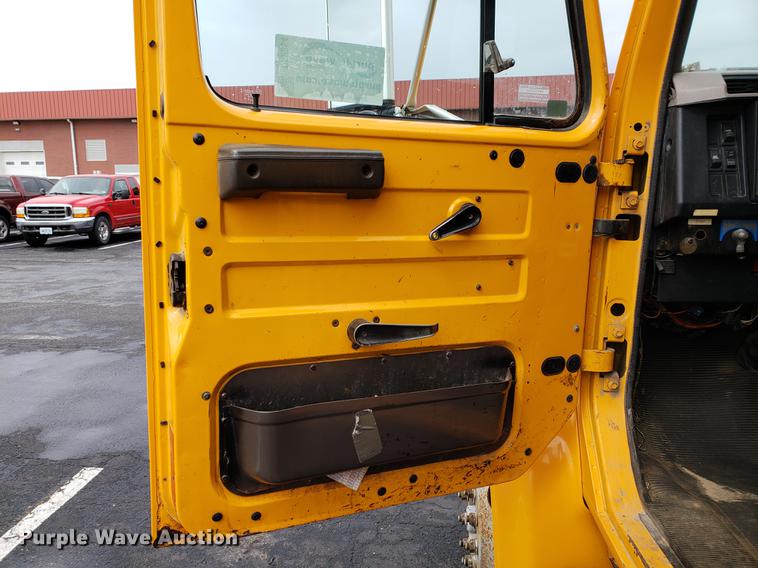 image for item DF2354 2000 International 4900 dump truck