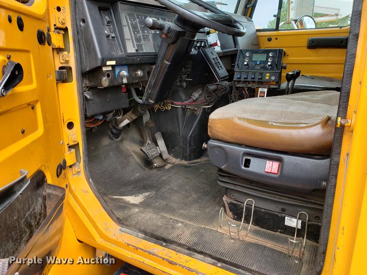 image for item DF2354 2000 International 4900 dump truck