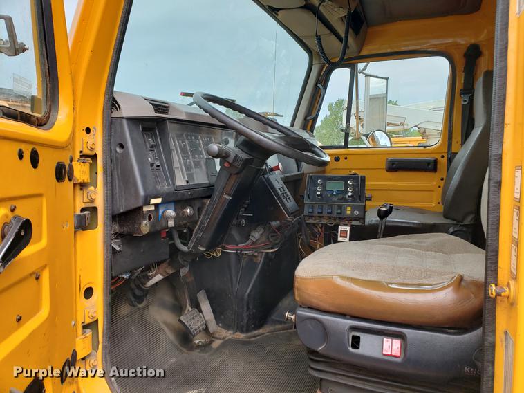 image for item DF2354 2000 International 4900 dump truck