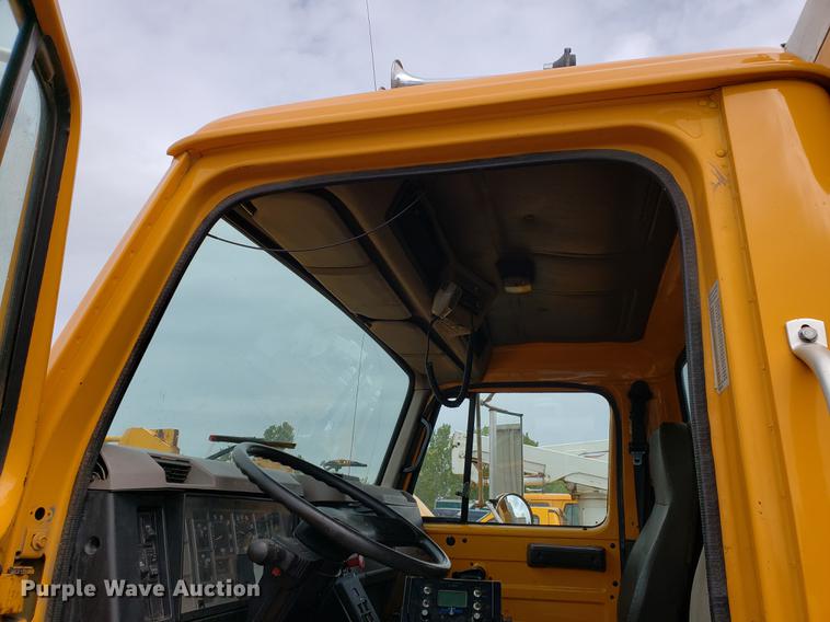 image for item DF2354 2000 International 4900 dump truck