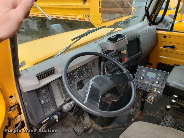 image for item DF2354 2000 International 4900 dump truck