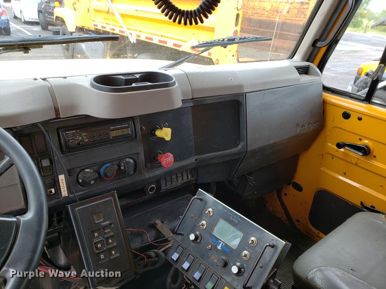 image for item DF2354 2000 International 4900 dump truck