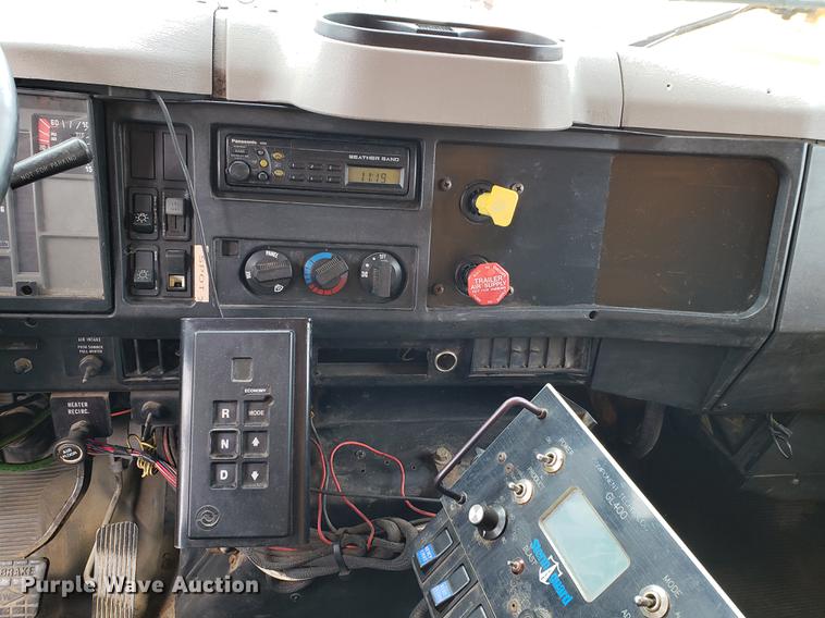 image for item DF2354 2000 International 4900 dump truck