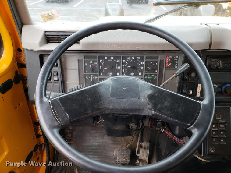 image for item DF2354 2000 International 4900 dump truck