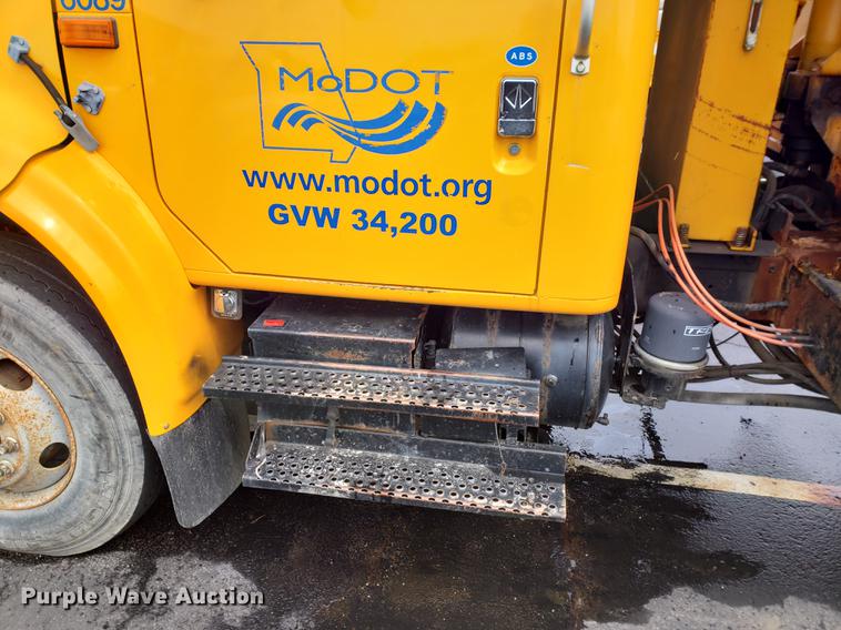 image for item DF2354 2000 International 4900 dump truck