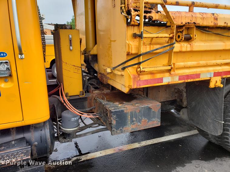 image for item DF2354 2000 International 4900 dump truck