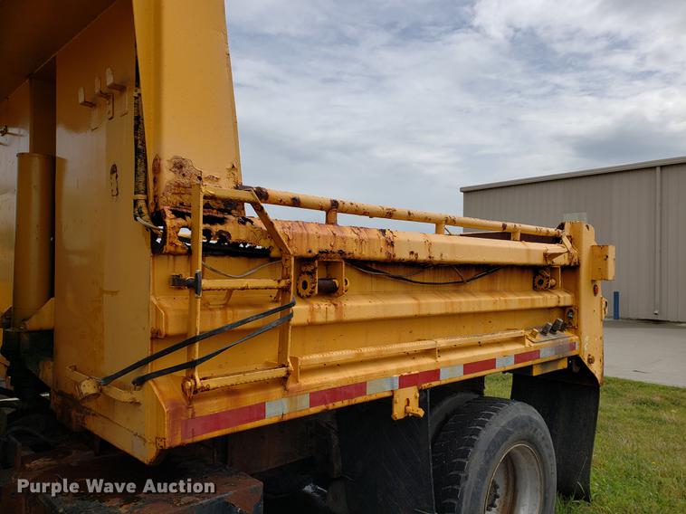 image for item DF2354 2000 International 4900 dump truck