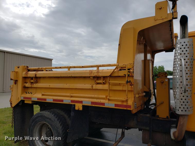 image for item DF2354 2000 International 4900 dump truck