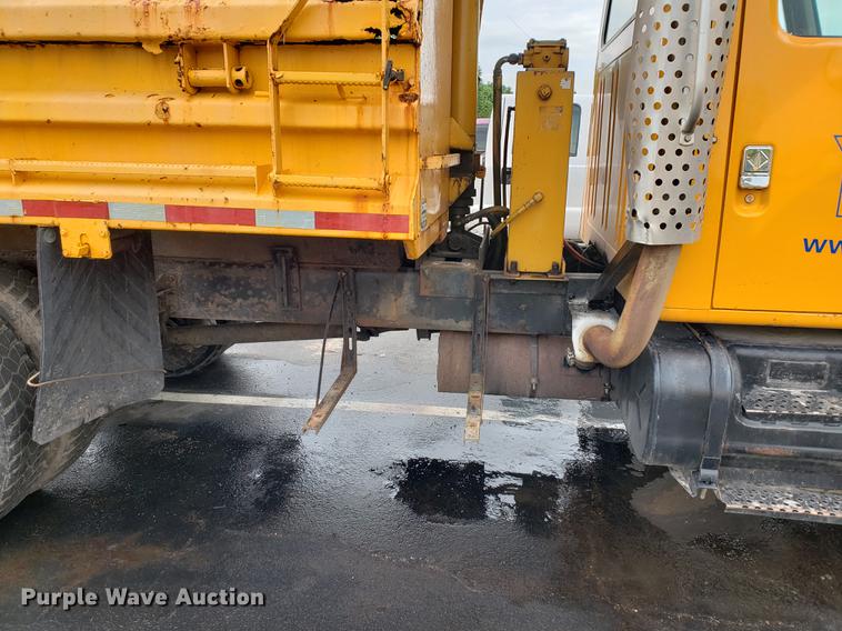 image for item DF2354 2000 International 4900 dump truck