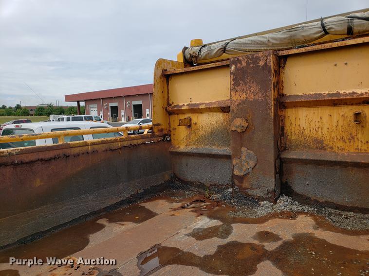 image for item DF2354 2000 International 4900 dump truck