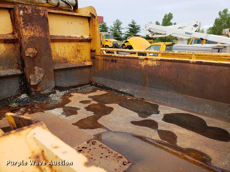 image for item DF2354 2000 International 4900 dump truck