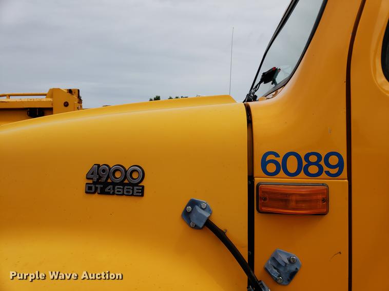 image for item DF2354 2000 International 4900 dump truck