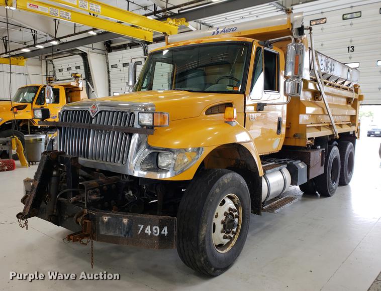 image for item DF2420 2006 International 7400 dump truck