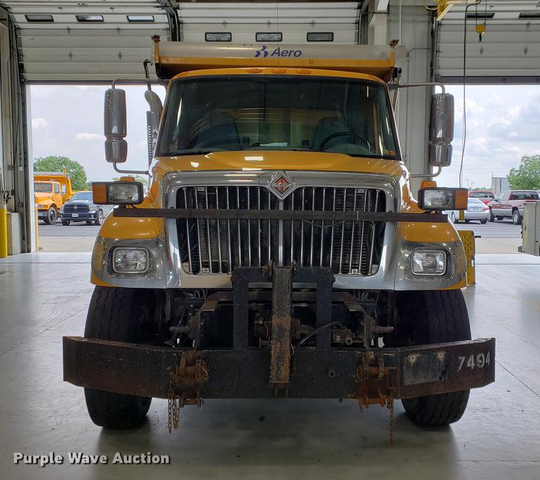 image for item DF2420 2006 International 7400 dump truck