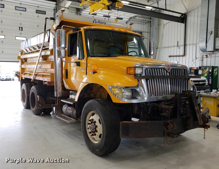 image for item DF2420 2006 International 7400 dump truck