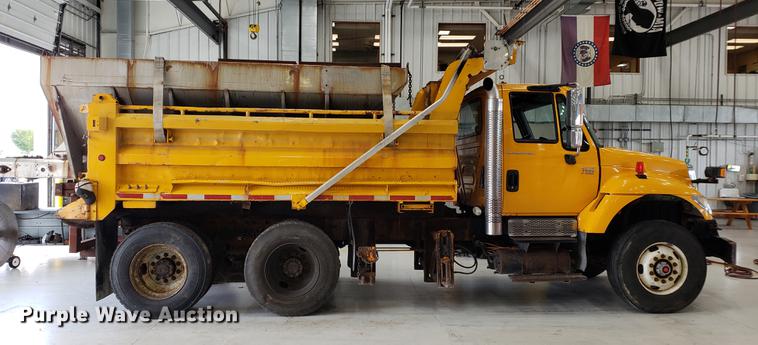 image for item DF2420 2006 International 7400 dump truck