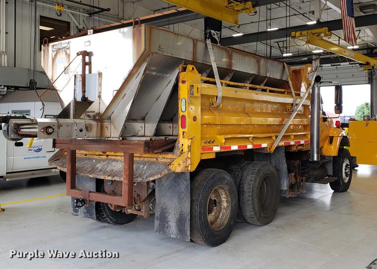 image for item DF2420 2006 International 7400 dump truck