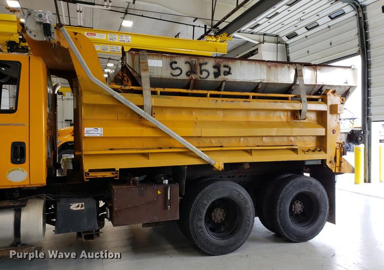 image for item DF2420 2006 International 7400 dump truck