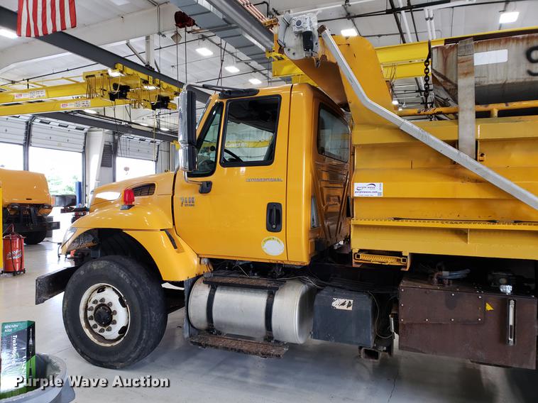 image for item DF2420 2006 International 7400 dump truck