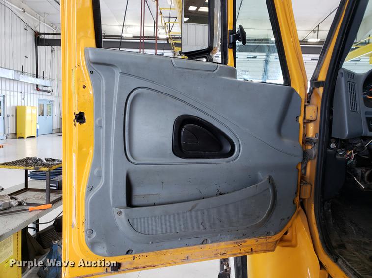 image for item DF2420 2006 International 7400 dump truck