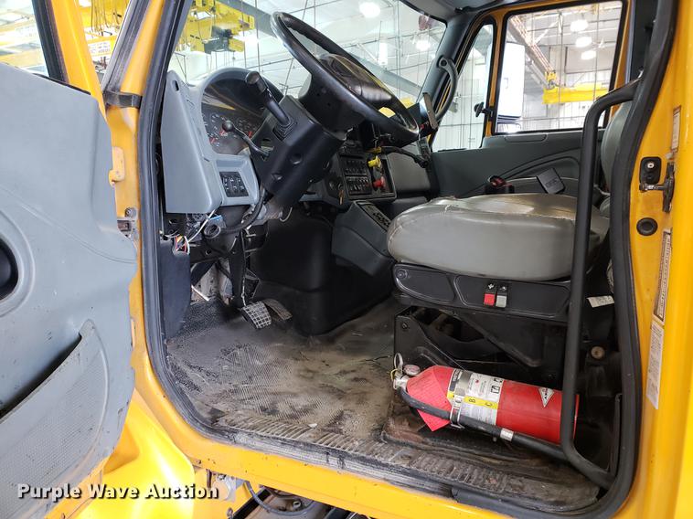 image for item DF2420 2006 International 7400 dump truck