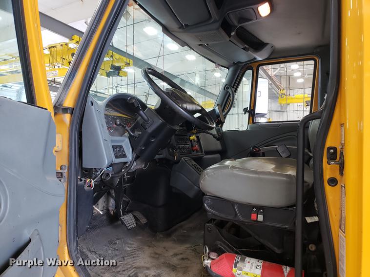 image for item DF2420 2006 International 7400 dump truck