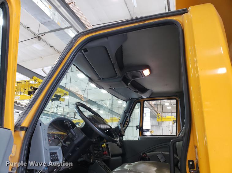 image for item DF2420 2006 International 7400 dump truck