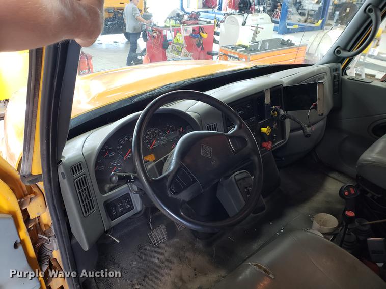 image for item DF2420 2006 International 7400 dump truck