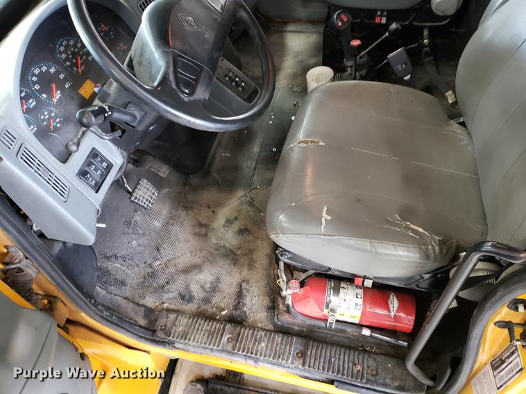 image for item DF2420 2006 International 7400 dump truck