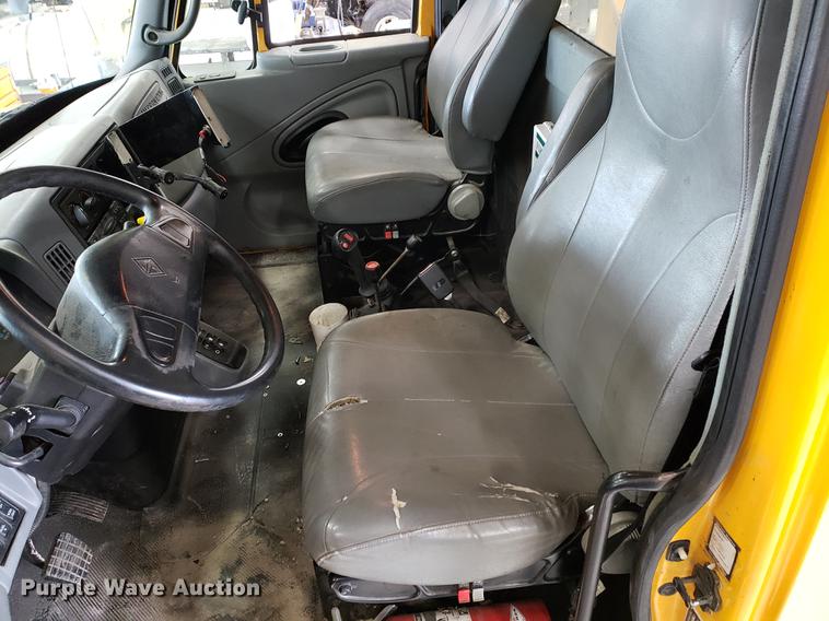 image for item DF2420 2006 International 7400 dump truck