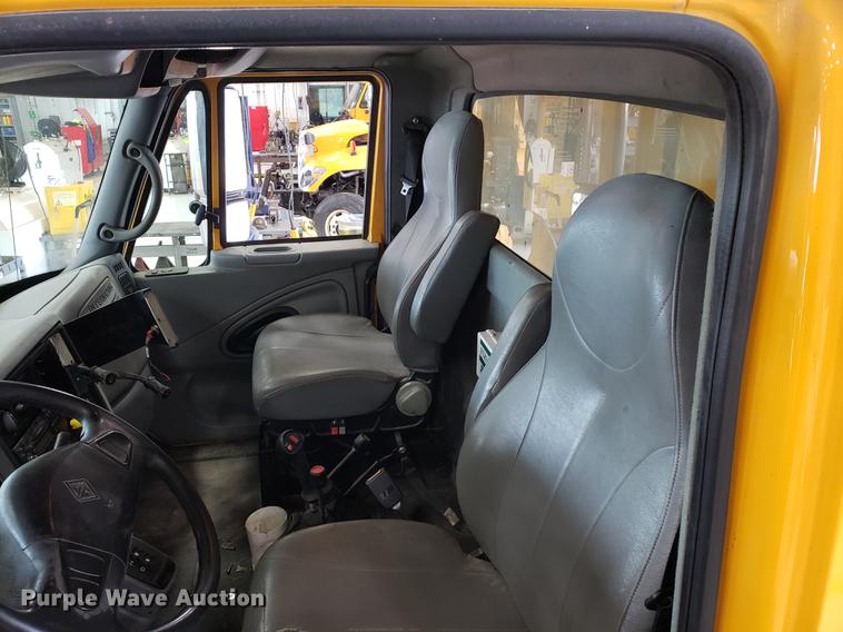 image for item DF2420 2006 International 7400 dump truck