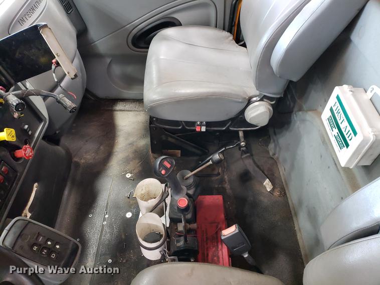 image for item DF2420 2006 International 7400 dump truck