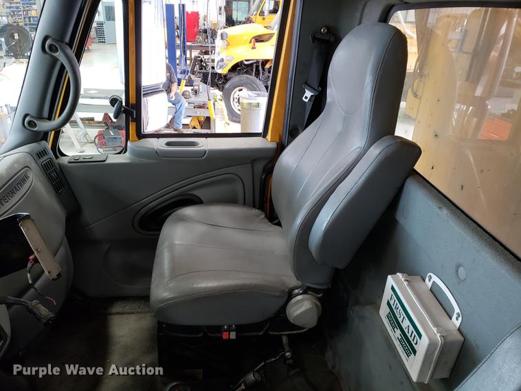 image for item DF2420 2006 International 7400 dump truck