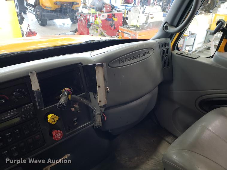 image for item DF2420 2006 International 7400 dump truck