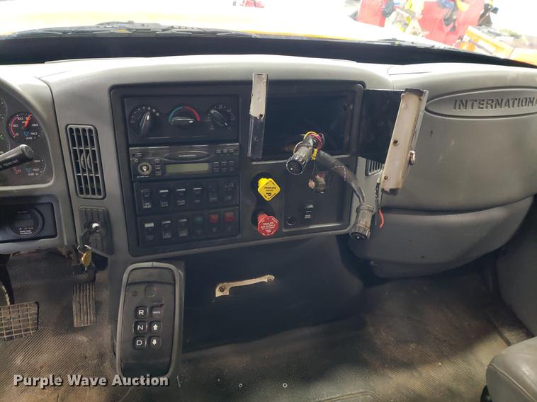 image for item DF2420 2006 International 7400 dump truck