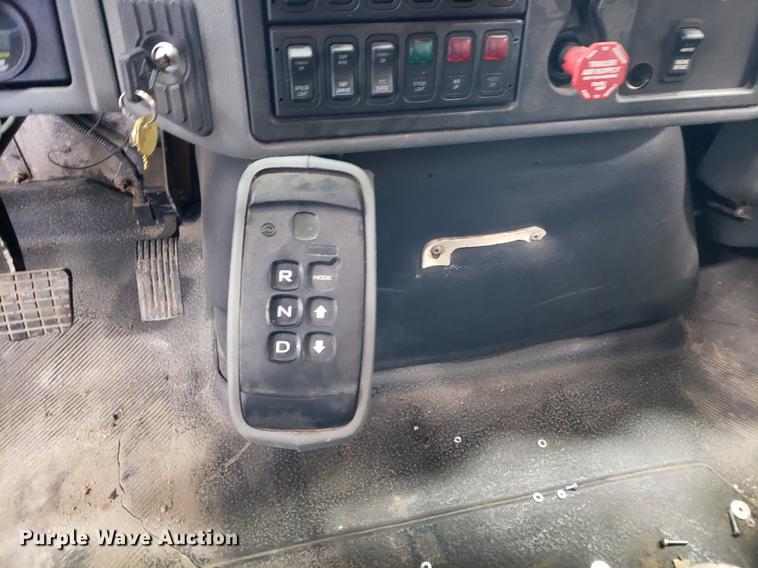 image for item DF2420 2006 International 7400 dump truck