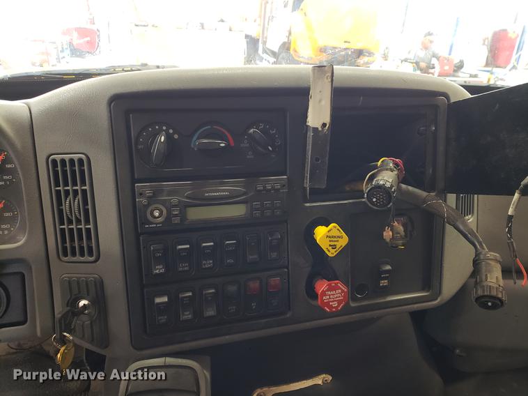 image for item DF2420 2006 International 7400 dump truck