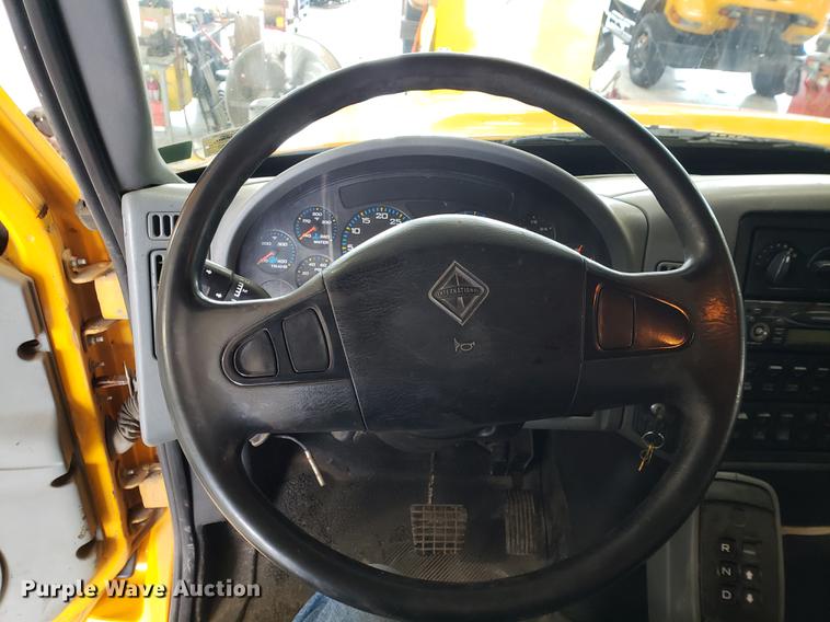 image for item DF2420 2006 International 7400 dump truck