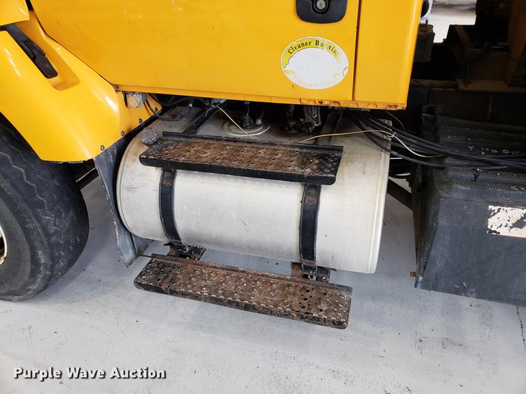 image for item DF2420 2006 International 7400 dump truck