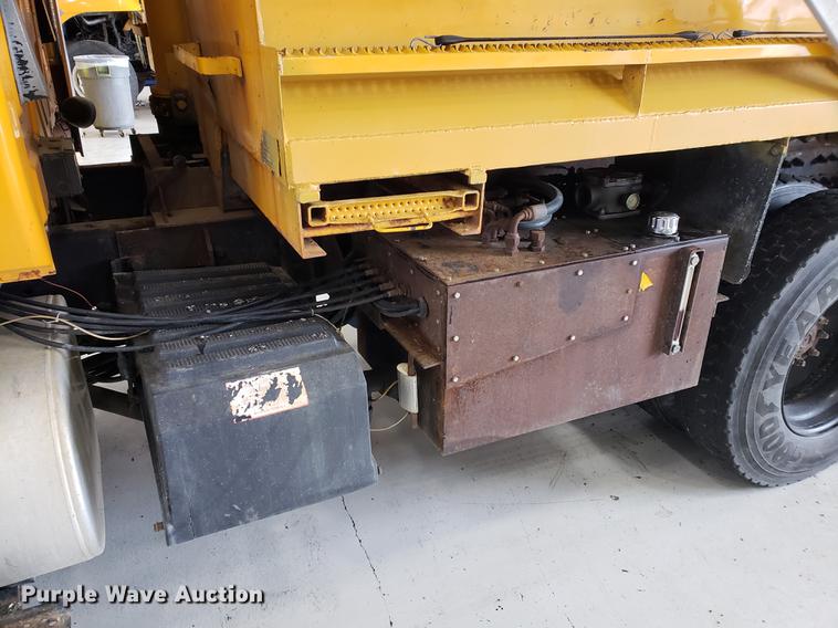 image for item DF2420 2006 International 7400 dump truck