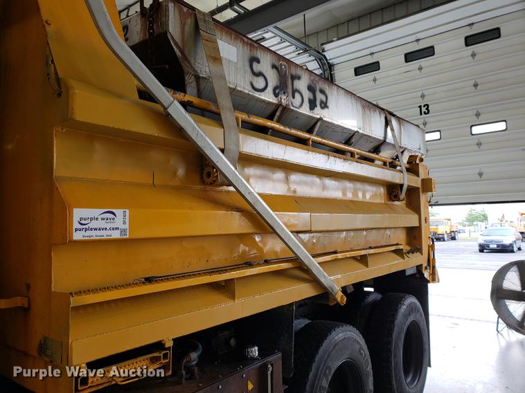 image for item DF2420 2006 International 7400 dump truck