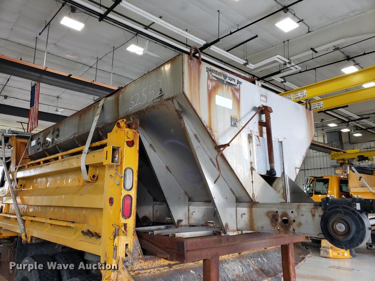 image for item DF2420 2006 International 7400 dump truck