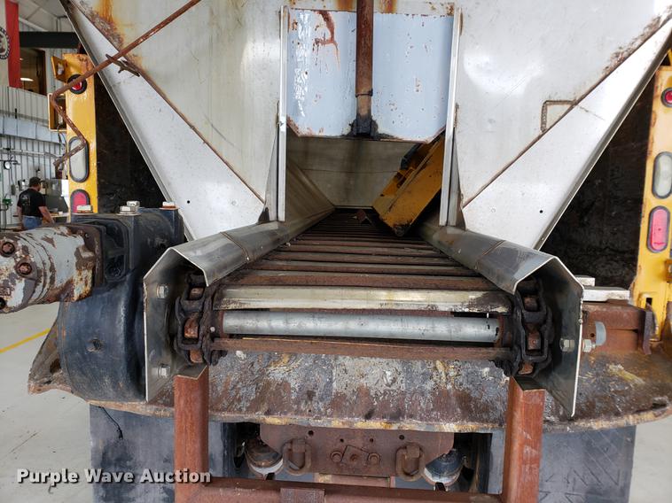 image for item DF2420 2006 International 7400 dump truck