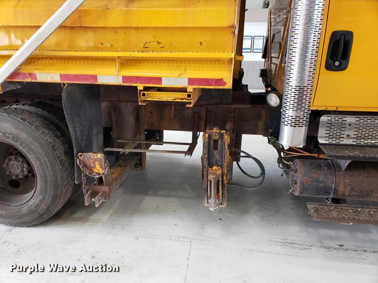 image for item DF2420 2006 International 7400 dump truck